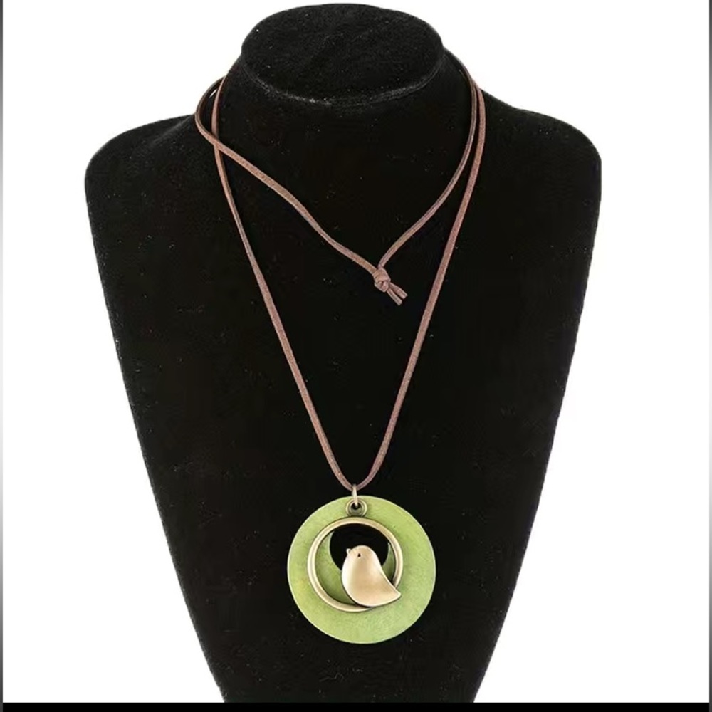 Vintage Style Wooden Bird  Necklace- Green NWT